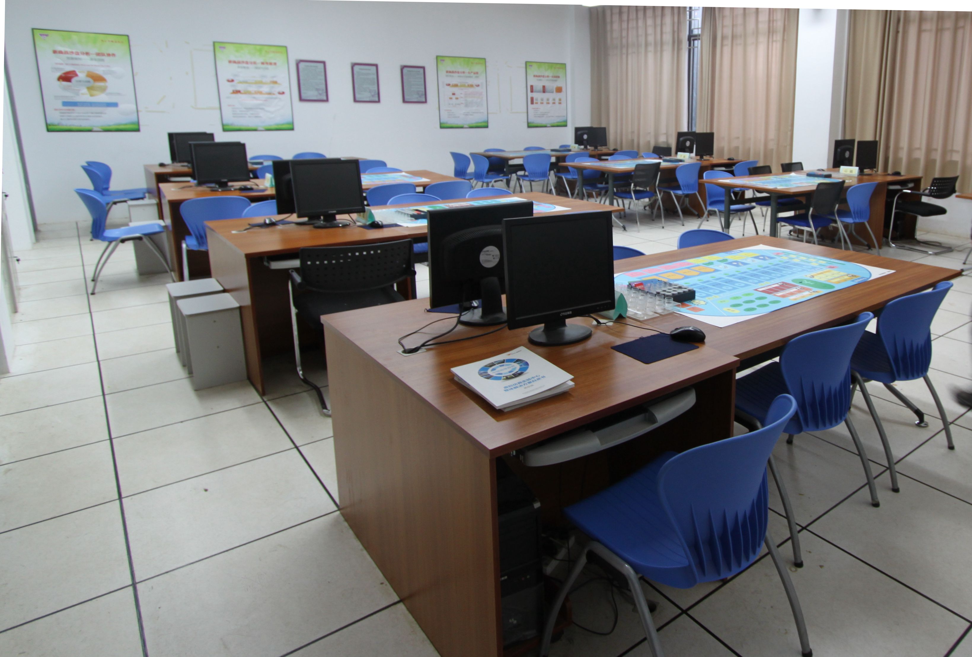 参观经管类实验室